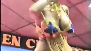 عربي مفلس على المسرح يرقص