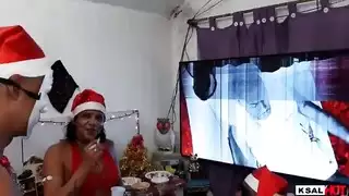 سانتا كلوز داني هوت يحصل على اثنين من الديوك الرومية في عيد الميلاد ويأخذه أصدقاؤه لدفع الديك الرومي بقوة في بوسها