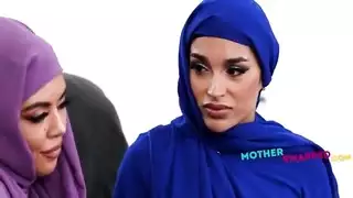 حتى ستيفن (الجبهة تجعل الأمر مسألة عائلية) فيفيان ديسيلفا، مصر الرسمية، إيثان سيكس، مايك أوكس