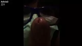 فتاة عربية محصورة تمتص الحجر الصحي لفيروس كورونا كوفيد