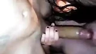 صديقة راعية البقر تحصل مارس الجنس في الحمار لها.