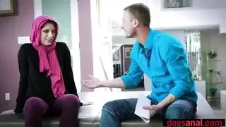 مراهق عربي يرتدي الحجاب يفضل ممارسة الجنس الشرجي للحفاظ على العذرية