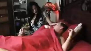 يمارس الجنس مع أمي خطوة عاهرة وابن خطوة قرنية على الأريكة ، أمام منزلها