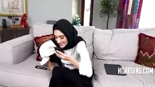 يتم ملاحظة فتاة الحجاب بواسطة
