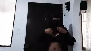 جبهة مورو المسلمة العربية الخطوة العربية أمي ركوب الخيل دسار الشرج والخوائف في حجاب النقاب الأسود على كاميرا الويب