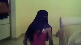 مثير فتاة العربية السعودية تربط الحجاب