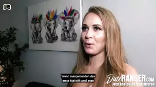 يلتقي بالمرأة الجميلة والمدبوغة بشكل جيد