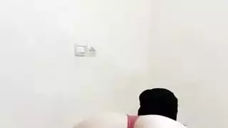 فتاة عربية محجبة ترتدي النقاب تنحني لتظهر مؤخرتها المثيرة وغنائمها السميكة